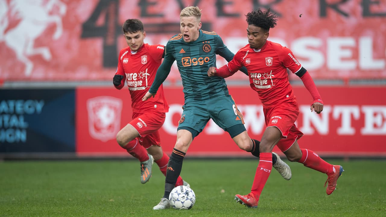 Noah Lang se estrena con titularidad en el Ajax y, con 20 años cumplidos, anota su primer hat-trick, un talento a seguir definitivamente. Twente sufre derrota 2-5 ante el Ajax y el mexicano Edson Álvarez no tuvo participación en este encuentro.