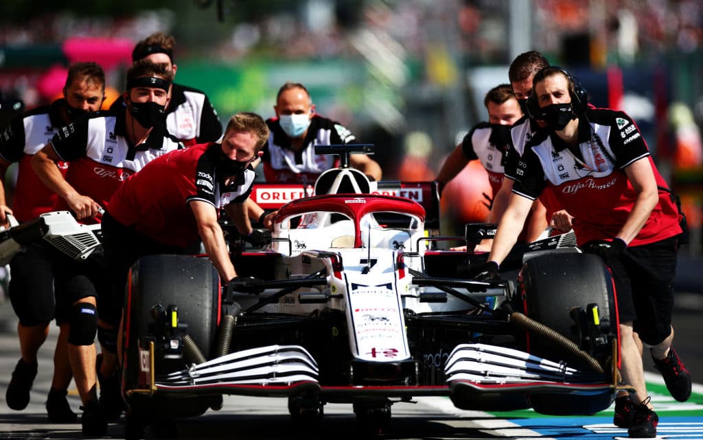 Las clasificaciones tuvieron un toque polémico pues el británico realizó un movimiento inesperado al salir a una velocidad muy baja de los pits, obstaculizando a Max Verstappen y afectando a Sergio Pérez quien debido a esto no pudo terminar su última vuelta en la Q3, restando la posibilidad de que terminara en una mejor posición.