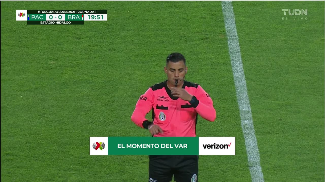 ¡Expulsión! El árbitro saca la roja directa a Marco Fabián.