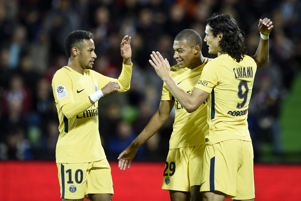 Un doblete de Edinson Cavani, además de los goles de Neymar Jr, Mbappé y Lucas Moura le permitieron al PSG ganarle al Metz, que encontró en Emmanuel Riviere el descuento en el marcador.