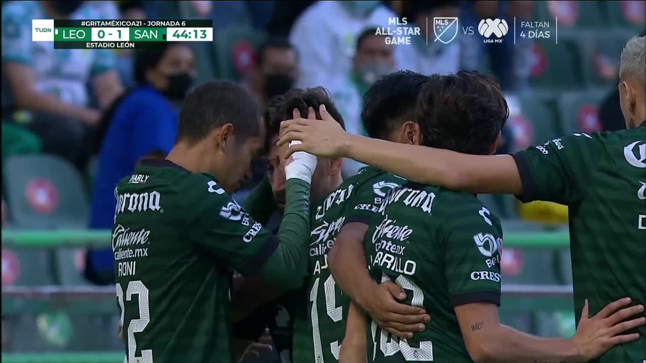 ¡GOL!  anota para Santos Laguna. Fernando Gorriarán