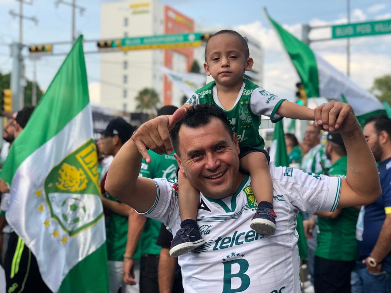 A pocos minutos de la Final del Clausura 2019 entre León y Tigres así viven los fanáticos la llegada al estadio.