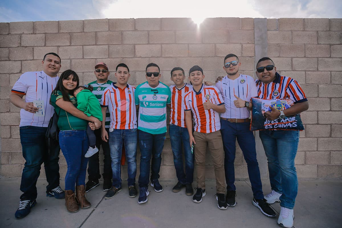 En buena compañia los fanáticos esperan por el partido.