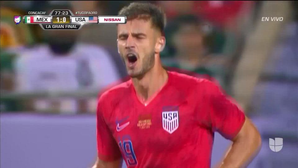 Tiro desviado de Matt Miazga