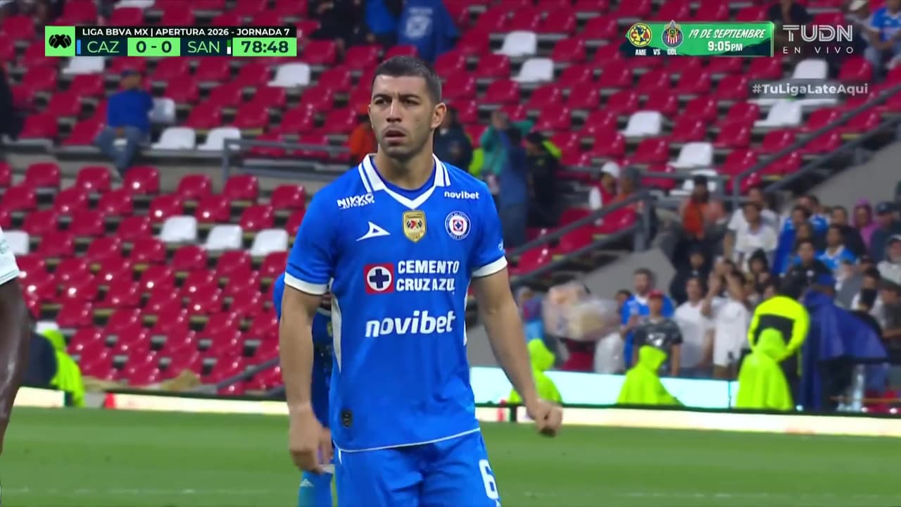 ¡La tremenda ovación para Erik Lira en su regreso con Cruz Azul!