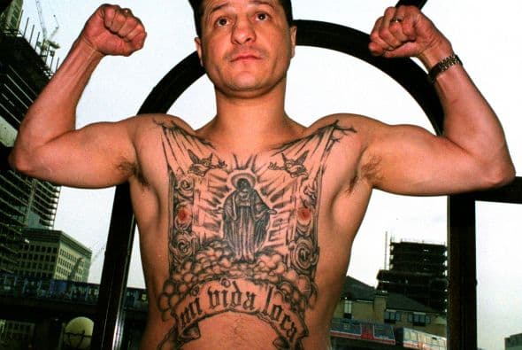 Jonny Tapia de Albuquerque, EE.UU. presume de su tatoo en rueda de prensa antes de su pelea en contra Eduardo Álvarez de Argentina que se celebró en el Hotel Internacional en los Docklands de Londres.