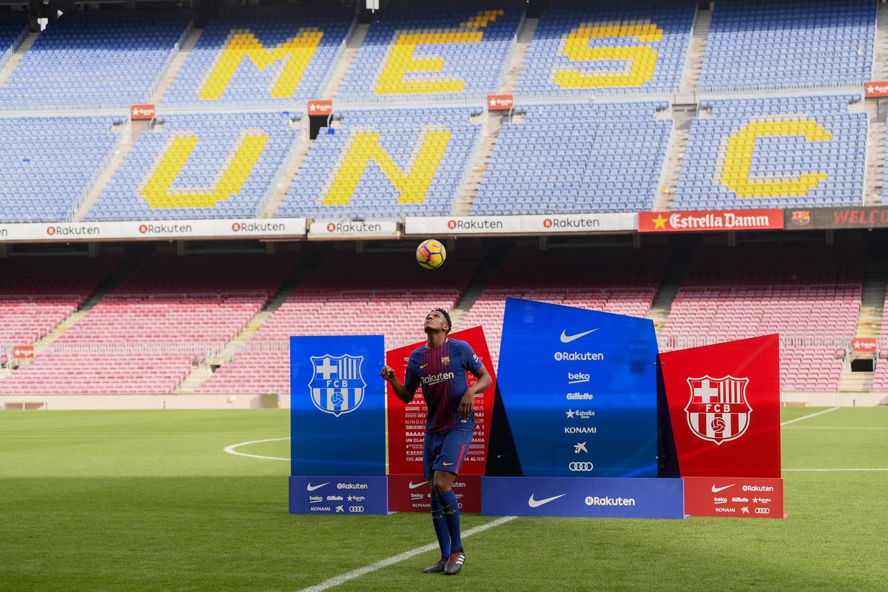 Ya con las botas puestas, dio unos toques con el balón para demostrar las cualidades que lo llevaron al Barcelona.