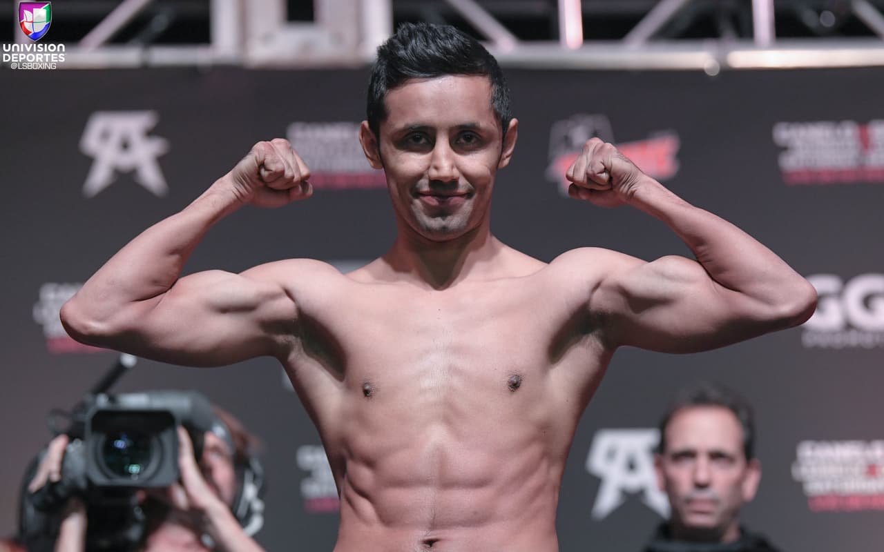 Román 'Chocolatito' González y Moisés 'Moy' Fuentes inauguraron la "romana" en la T-Mobile Arena de Las Vegas. El nicaragüense pesó 114.8 libras, y su rival mexicano 116.