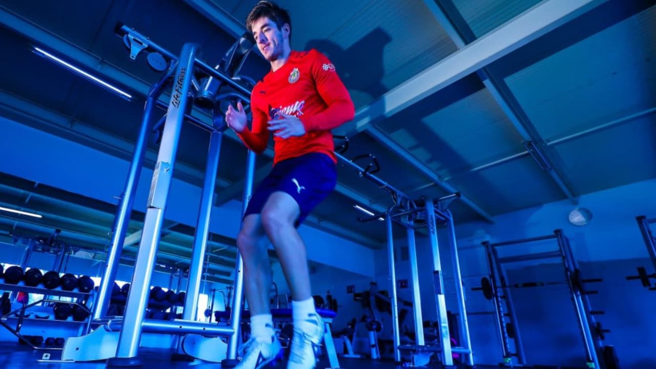 Chivas mantiene a Brizuela y Beltrán por separado de cara a duelo vs Pumas