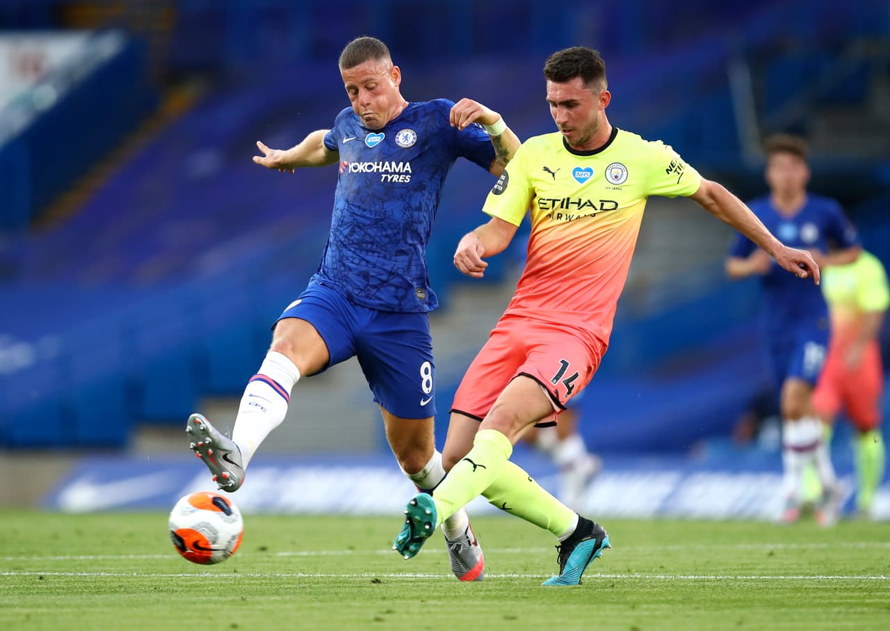 Ross Barkley trata de bloquear el pase filtrado de Aymeric Laporte hacia Bernardo Silva.