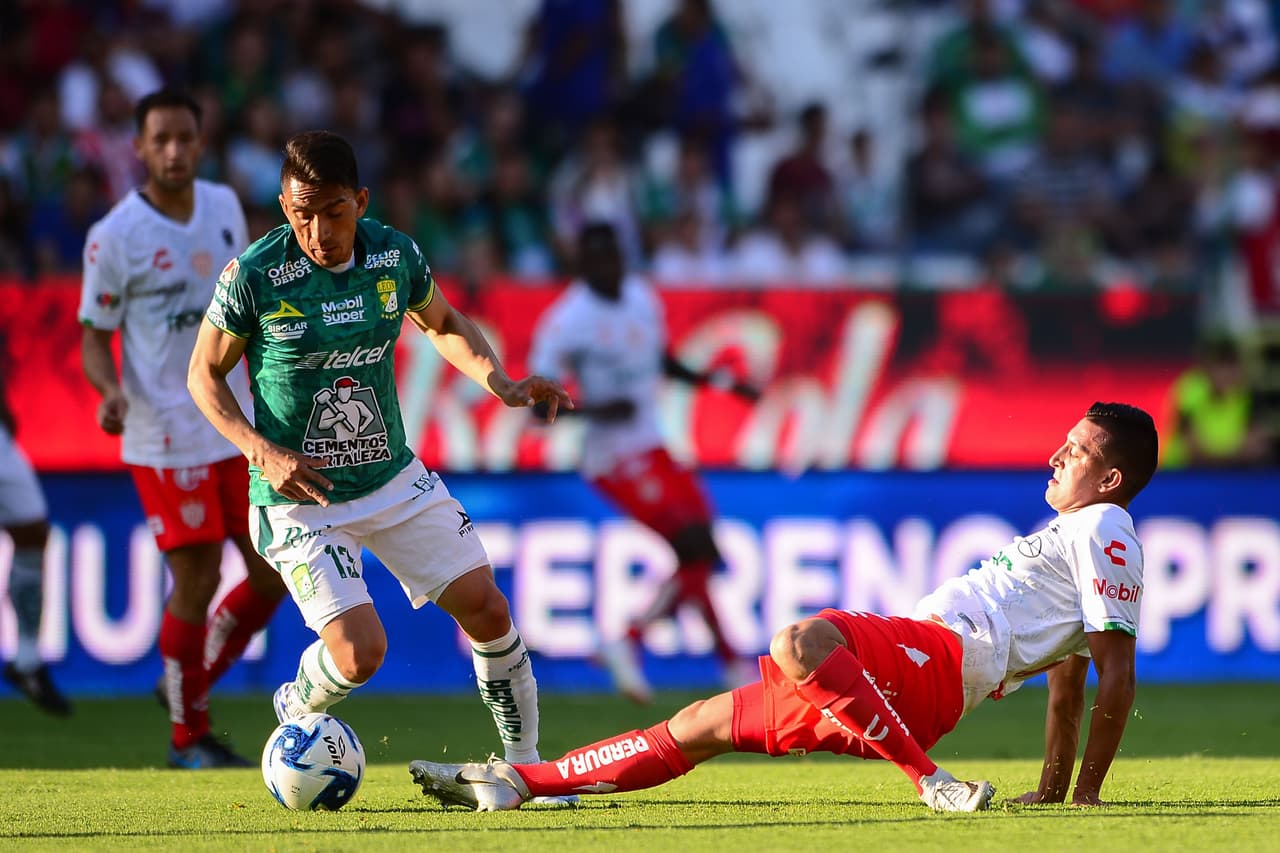 Ángel mena reliza un gran recorte, se quita al jugador de Necaxa de encima y saca disparo.