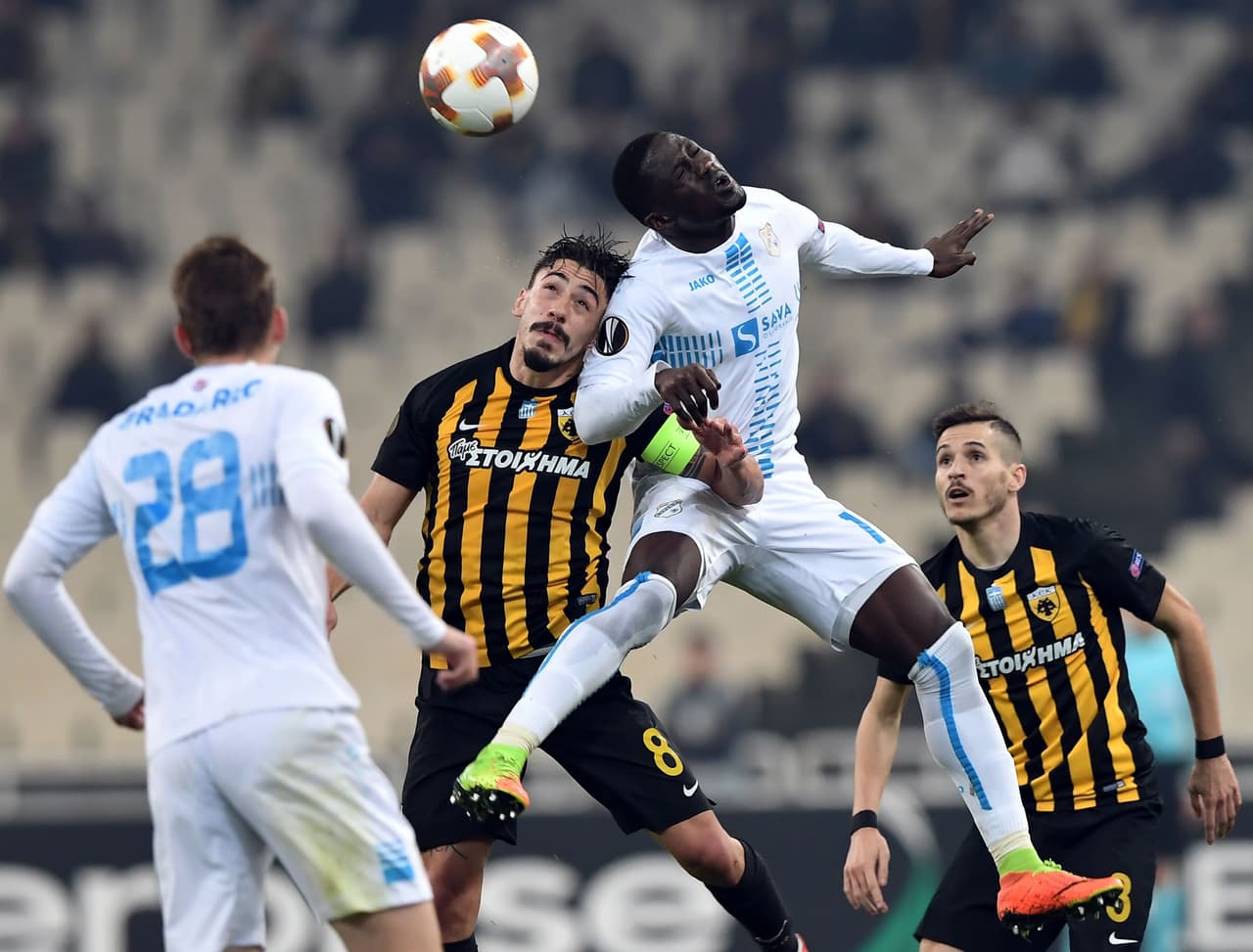 AEK Atenas 2-2 Rijeka: el equipo griego salvó un punto en su casa y llegó a 7 unidades en el grupo D. Con el Milan ya clasificado, la última jornada será a muerte entre el AEK, Austria Viena y Rijeka.