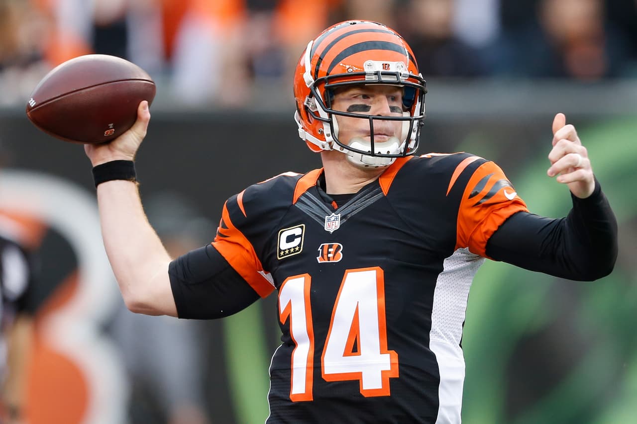 35 / ANDY DALTON - QB - CINCINNATI BENGALS - Cumplió su quinta temporada con los Bengals, la primera que no juega todos los partidos. Una fractura de dedo terminó con su año 2015 por lo que no pudo jugar contra Pittsburgh en playoffs. El año pasado no apareció en el Top 100.