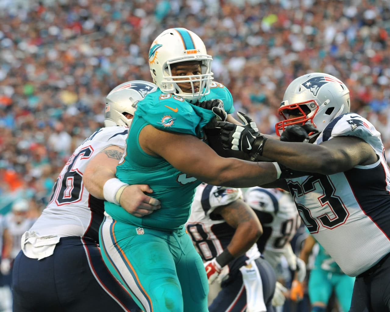 40 / NDAMUKONG SUH - DT - MIAMI DOLPHINS - Su primera temporada con Miami Dolphins no fue espectacular pero sí consistente. Suh participó en todos los partidos, tuvo 61 tackleadas combinadas y 6 capturas de quarterback, números promedio de acuerdo con lo que ha hecho en su carrera. Descendió 16 lugares en el Top 100, el año pasado fue ubicado sitio 24.