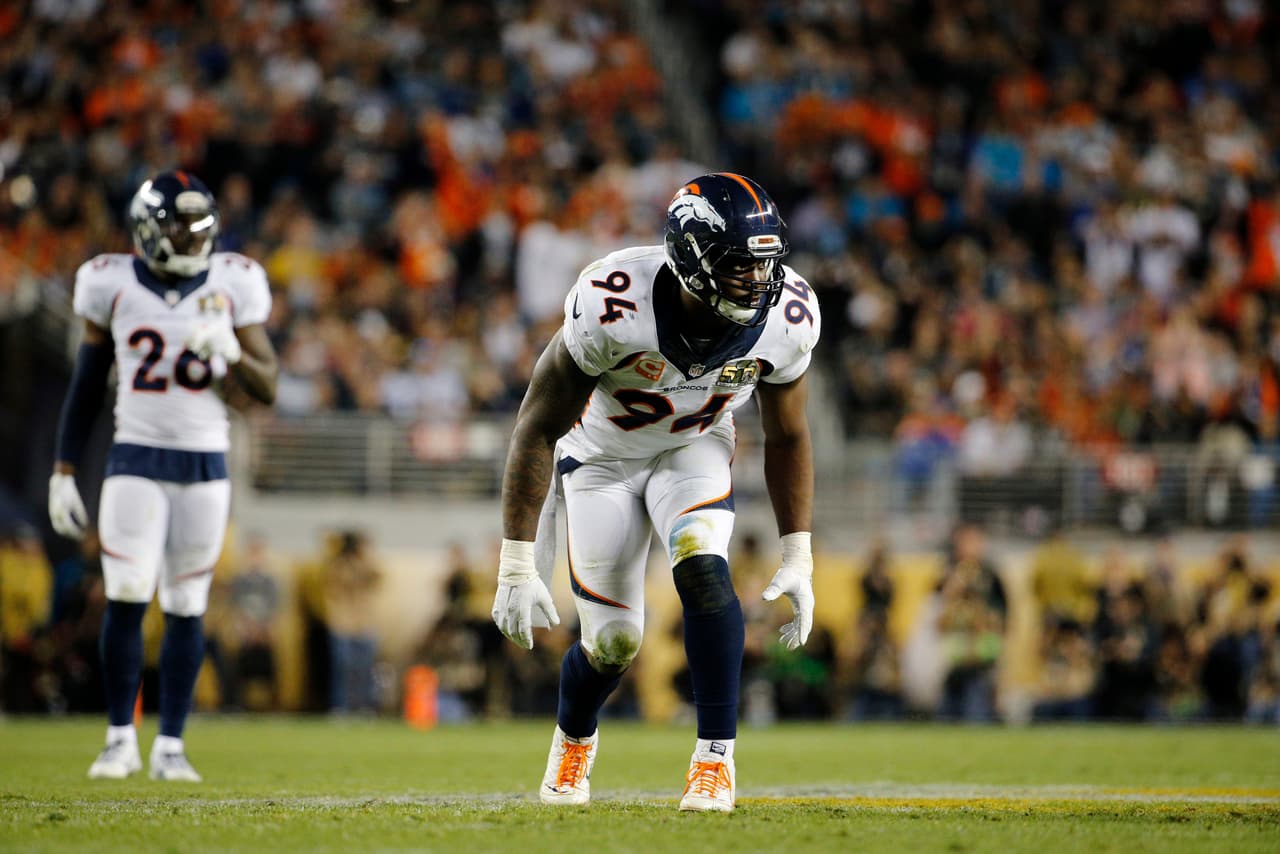 36 / DEMARCUS WARE - LB - DENVER BRONCOS - A pesar de algunas lesiones que lo alejaron en 6 partidos de temporada regular, se estableció como el segundo mejor “cazador de cabezas” de quarterback con 7.5 capturas, solo detrás del estelar linebacker Von Miller quien tuvo 11. Ascendió 51 lugares en el Top 100. En 2015 ocupó el lugar 87.