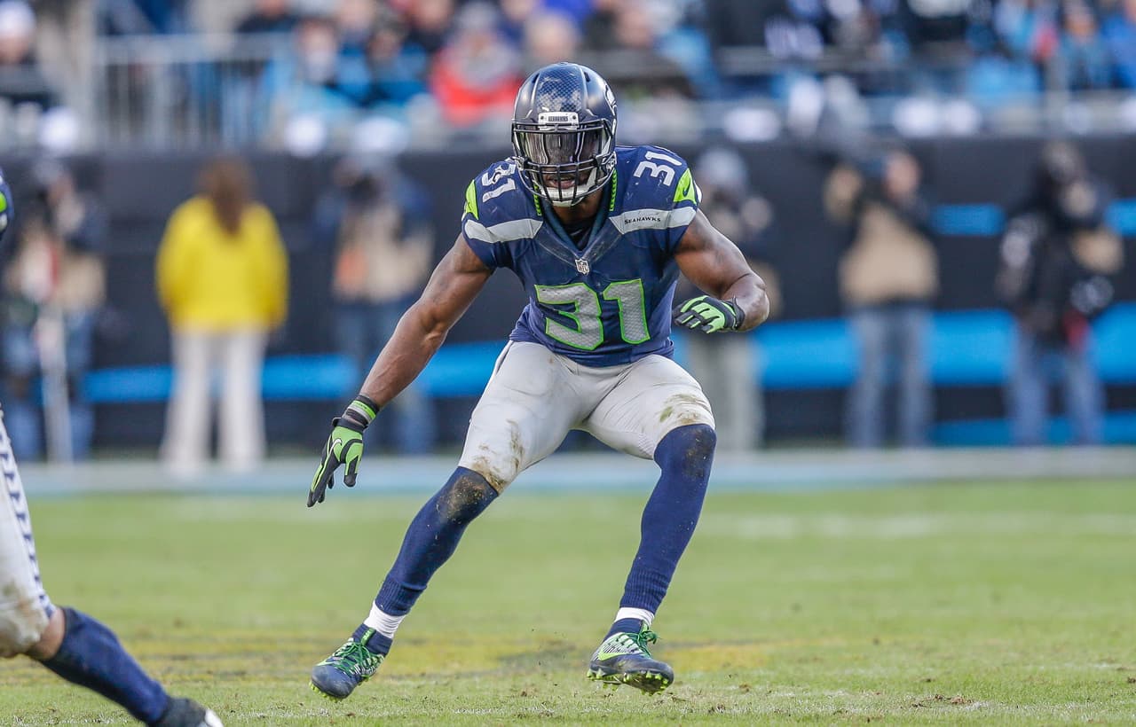 32 / KAM CHANCELLOR - S - SEATTLE SEAHAWKS - A pesar de las lesiones y la falta de un contrato, factores que lo alejaron 5 partidos de temporada regular, terminó 2015 como el cuarto mejor tackleador de los Seahawks con 74 combinadas, también Interceptó 2 pases. Mejoró 9 lugares en el Top 100. En 2015 lo ubicaron en el lugar 41.