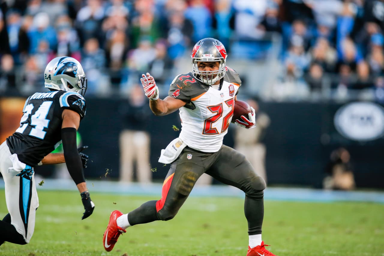 33 / DOUG MARTIN - RB - TAMPA BAY BUCCANEERS - En 2015 volvió a ser el espectacular corredor que sabe ser. Tal como se mostró en 2012, su año de novato. Sumó 1,402 yardas con 6 touchdowns. Promedia 4.9 yardas en cada acarreo. Agregó 33 recepciones para 271 yardas con un touchdown. El año pasado no apareció en el Top 100.