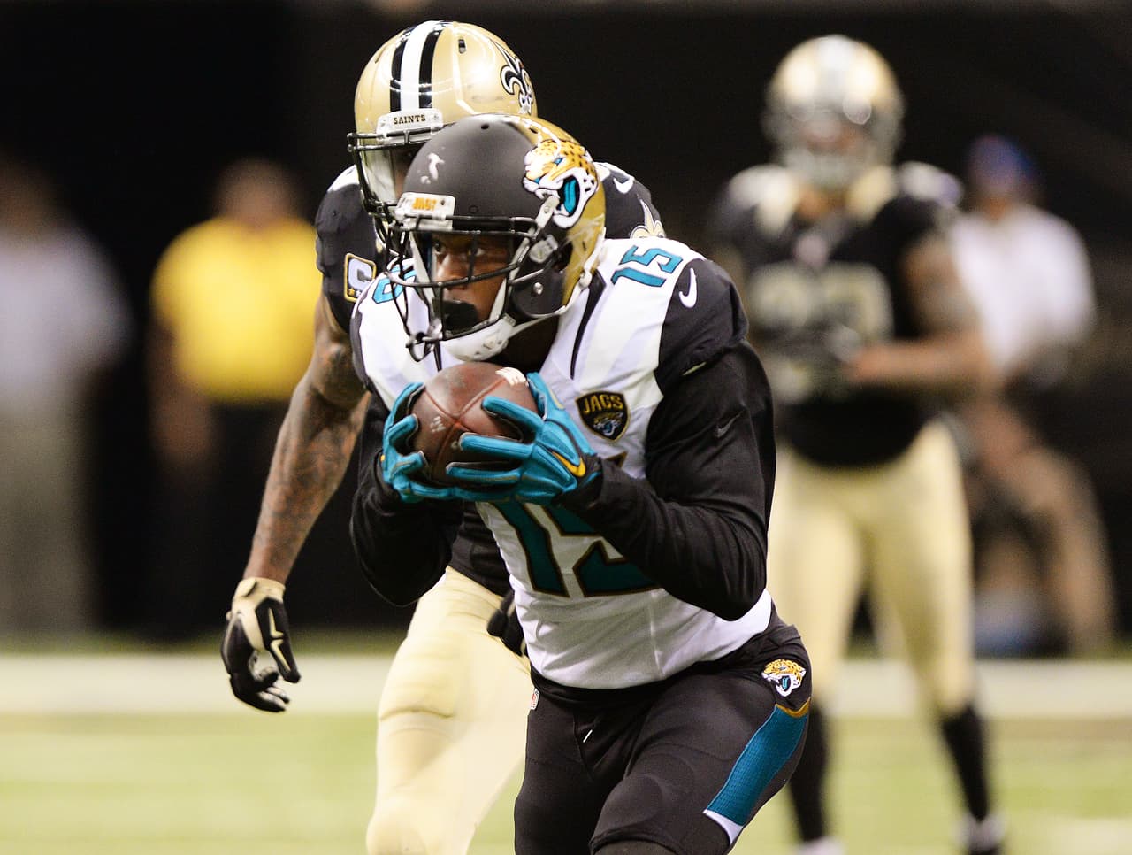 31 / ALLEN ROBINSON - WR - JACKSONVILLE JAGUARS - Líder receptor de su equipo con 80 atrapadas para 1,400 yardas y 14 touchdowns , los mejores números de su corta carrera de apenas 2 años en la NFL. Junto con Allen Hurns forman la que ellos mismos califican como la mejor pareja de receptores en la Liga. Debuta en el Top 100.