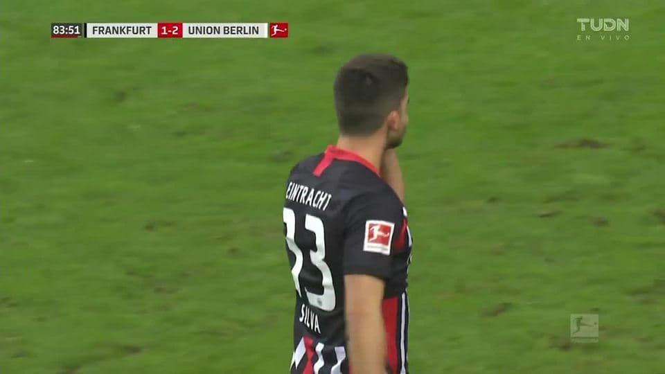 Tiro desviado de André Silva