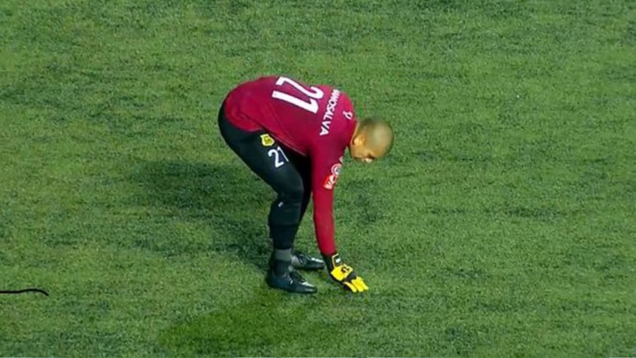 Portero del futbol de Chile recoge monedas lanzadas como proyectiles