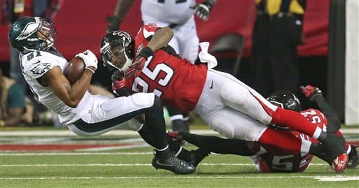 Los Eagles no pudieron alcanzar en el marcador a los Falcons y recibieron su primer descalabro de la temporada con marcador de 26-24 en Lunes por la Noche.