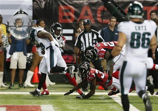 Los Eagles no pudieron alcanzar en el marcador a los Falcons y recibieron su primer descalabro de la temporada con marcador de 26-24 en Lunes por la Noche.