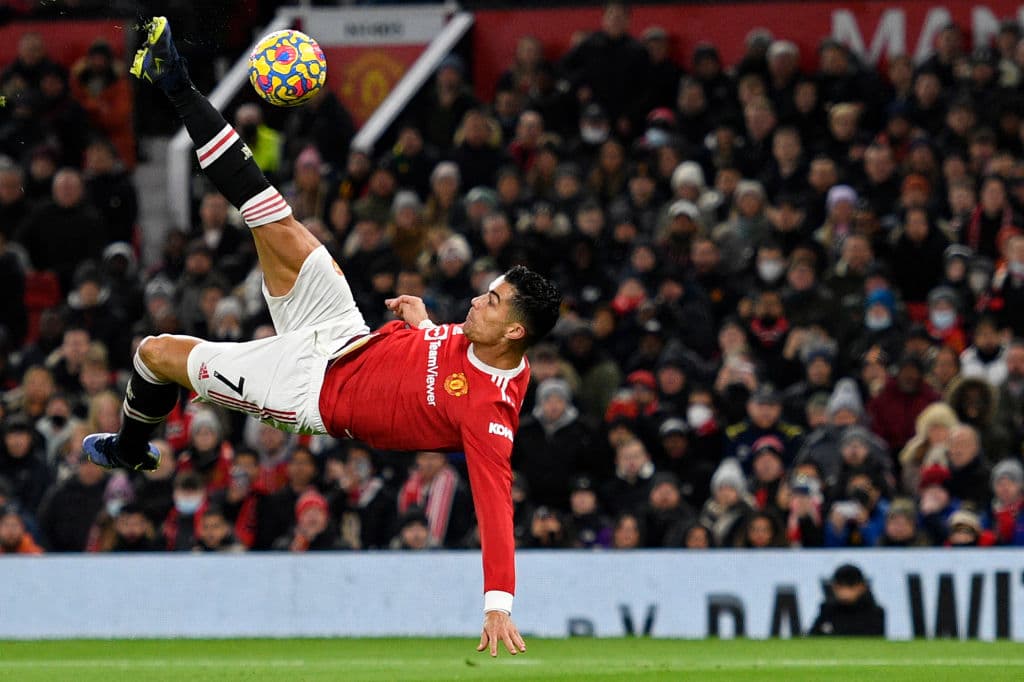 Manchester United se impone al Arsenal 3-2 en un partido emocionante para cerrar la J14 en la Premier League. Emile Smith Rowe, junto con Martin Odeegard anotaron para los Gunners, mientras que para los locales fueron Bruno Fernandes al 44' y Cristiano Ronaldo lució con dos goles, uno de ellos fue penal, para quedarse con la victoria.