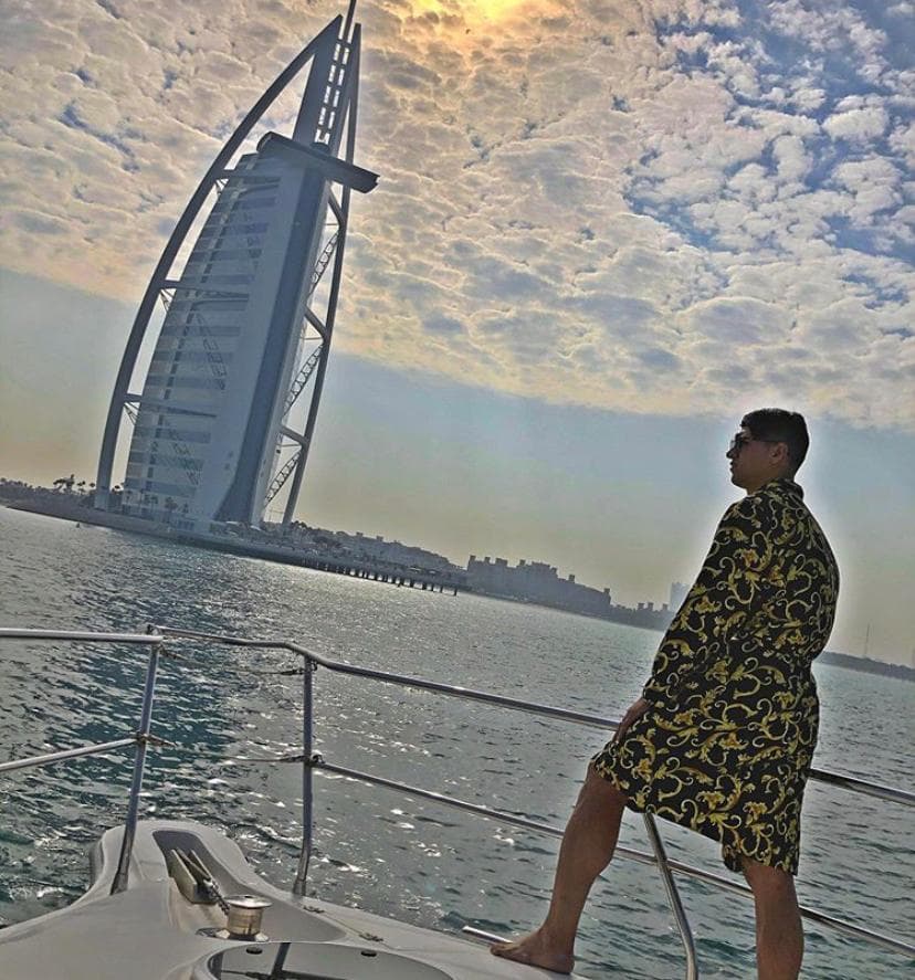<b>Sus viajes de lujo</b>
<br>Esta es de las fotografías que más revuelo causaron en la red social de fotos, pues al fondo aparece el famoso edificio Burj Al Arab ubicado en los Emiratos Árabes Unidos
<i>.</i>