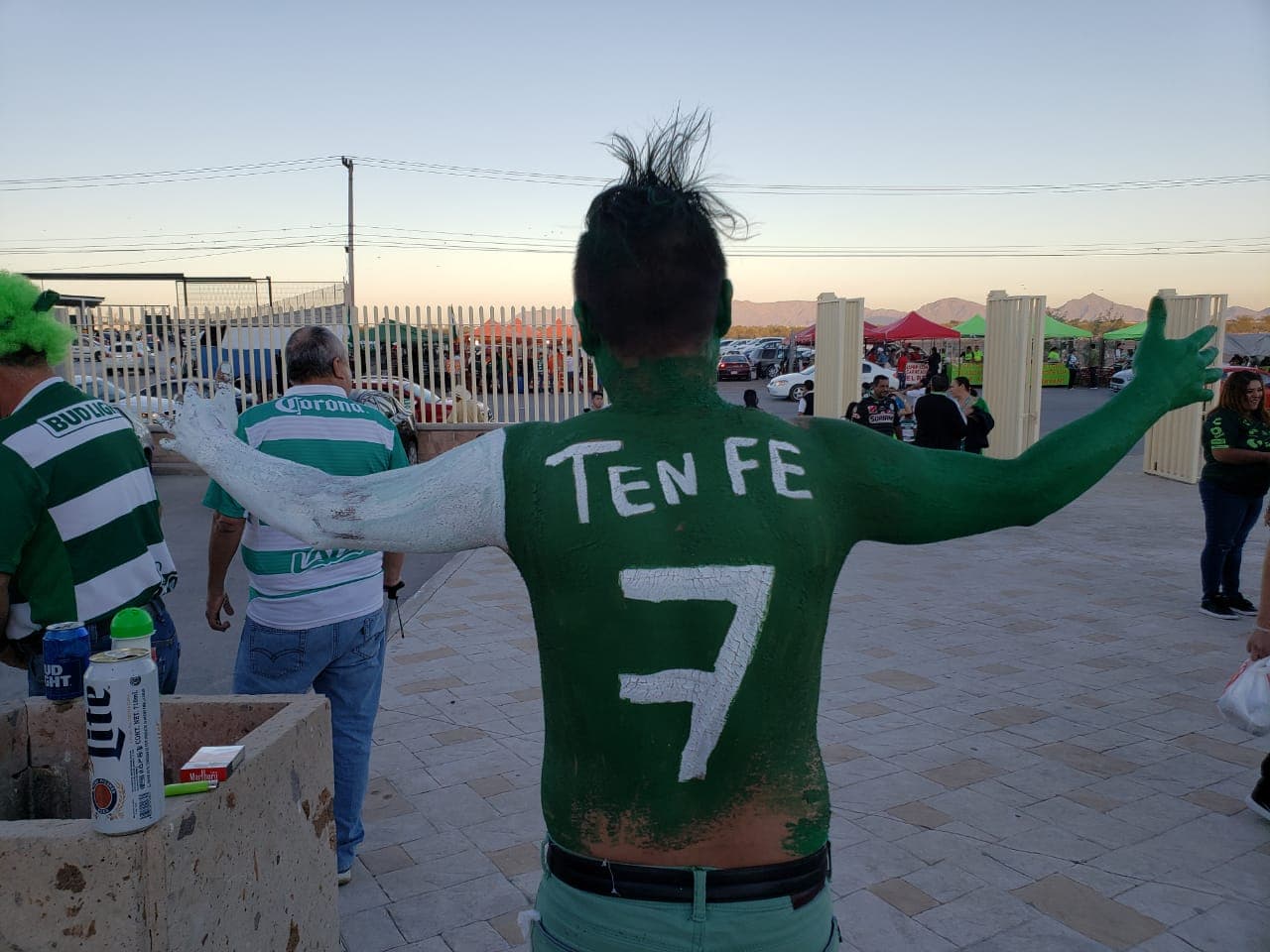 La afici´ón de Santos está ilusionada y muestra apoyo total para Santos.