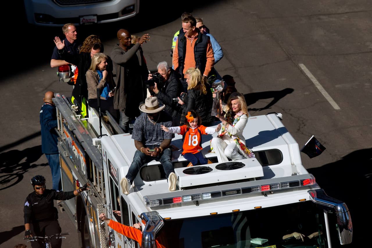 La ciudad de Denver festejó a sus Broncos por el triunfo logrado en el Super Bowl 50. Miles de fans se dieron cita en las calles para ver a sus héroes desfilar por las principales calles de la ciudad.