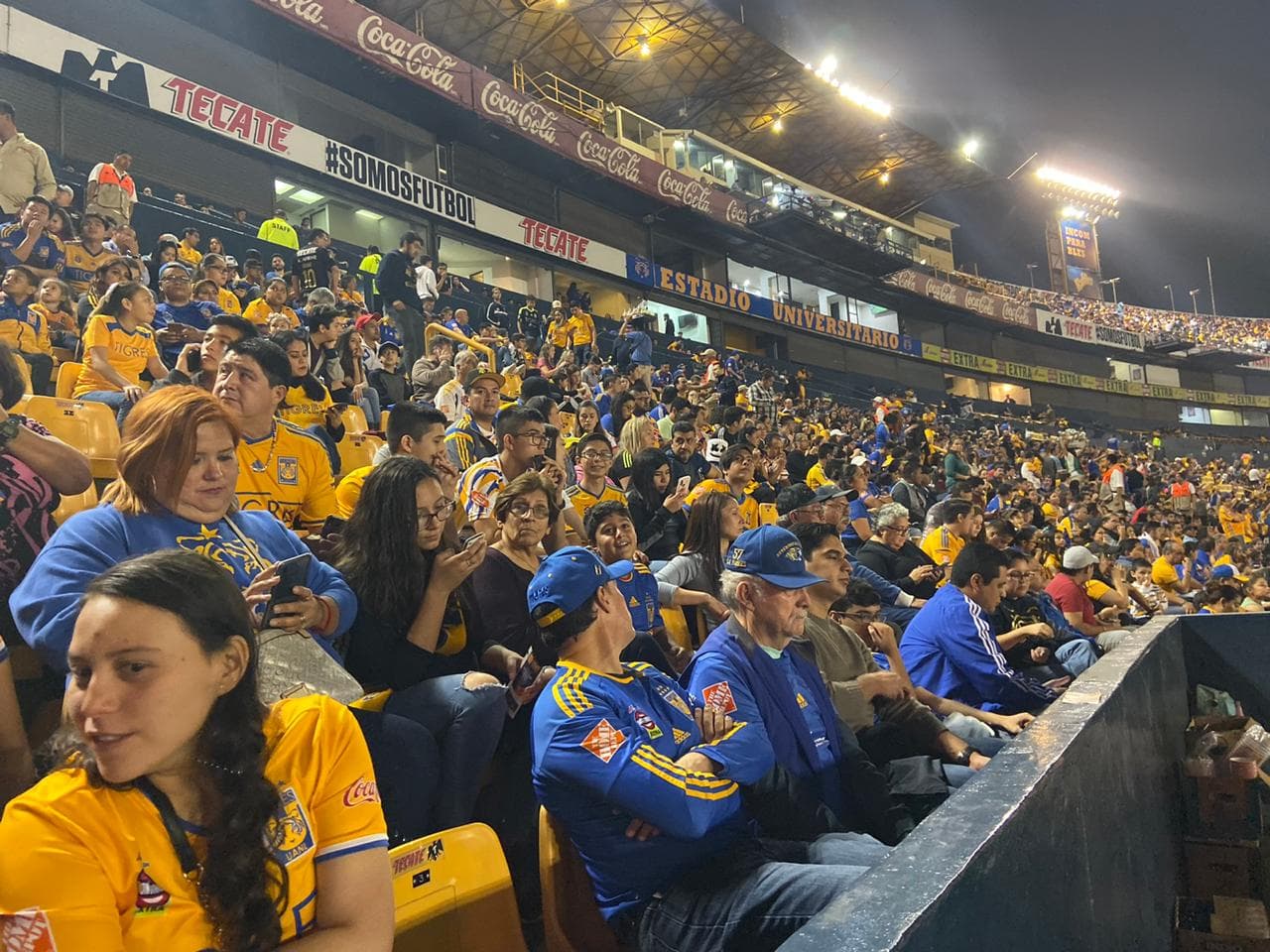 Llega la noche en Monterrey y el el Estadio Universitario se prepara para albergar otra final femenil entre Tigres y Monterrey.