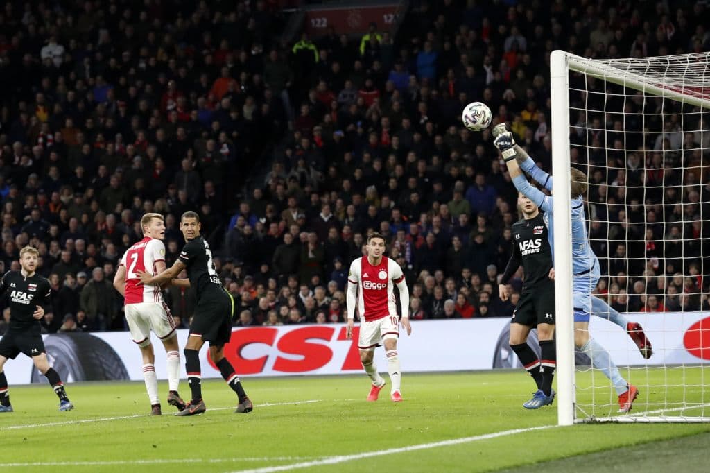 Tiro que rechaza Marco Bizot, evita el gol del empate y manda el balón a tiro de esquina.