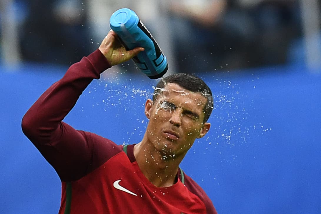 Cristiano promueve el agua; refresquera pierde 4 mil millones
