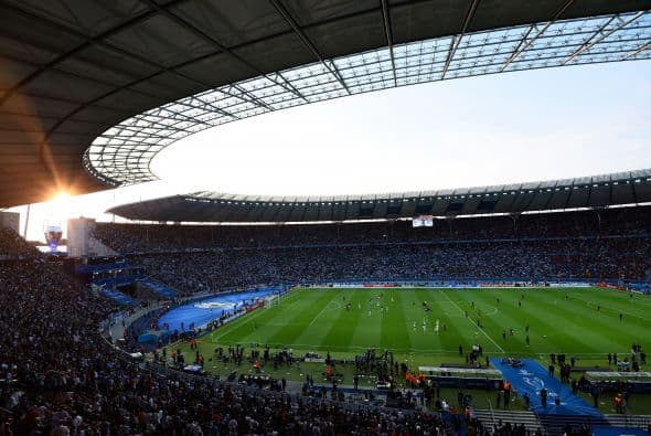 Los aficionados al fútbol pintaron el Olympiastadion de Berlín para alentrar a blaugrana y biaonconeros en la pelea por llevarse el trofeo de la Champions.