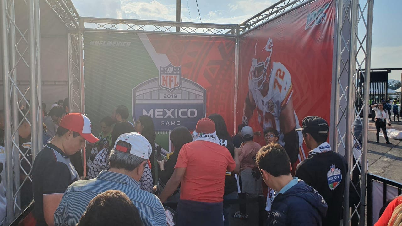 Aficionados aprovechan para comprar productos en la NFL Shop.