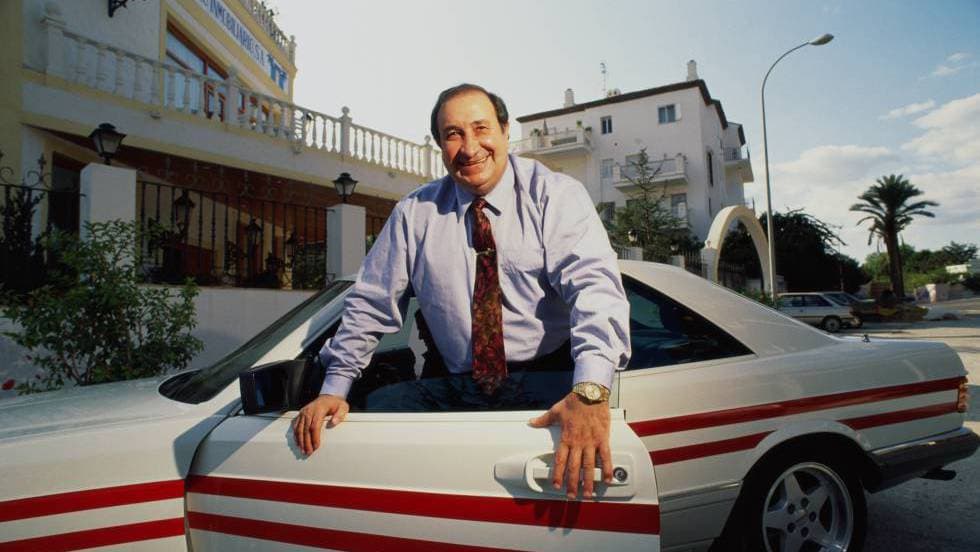 El club era lo que más le importaba y aun así había muchas irregularidades, el equipo portaba publicidad de Marbella en la playera, hasta hacerse de todas las acciones del club.