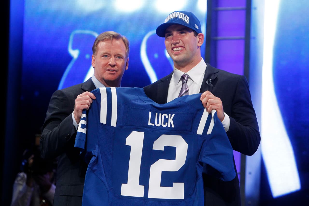 <b>Andrew Luck (Draft 2012)</b>
<br>- Elegido por Indianapolis Colts en 2012.
<br>- Difícil llenar los botines de Peyton Manning, pero de los seis años que jugó en la NFL, en cuatro temporadas guió a su equipo a playoffs, se quedó a un paso de disputar el Super Bowl.