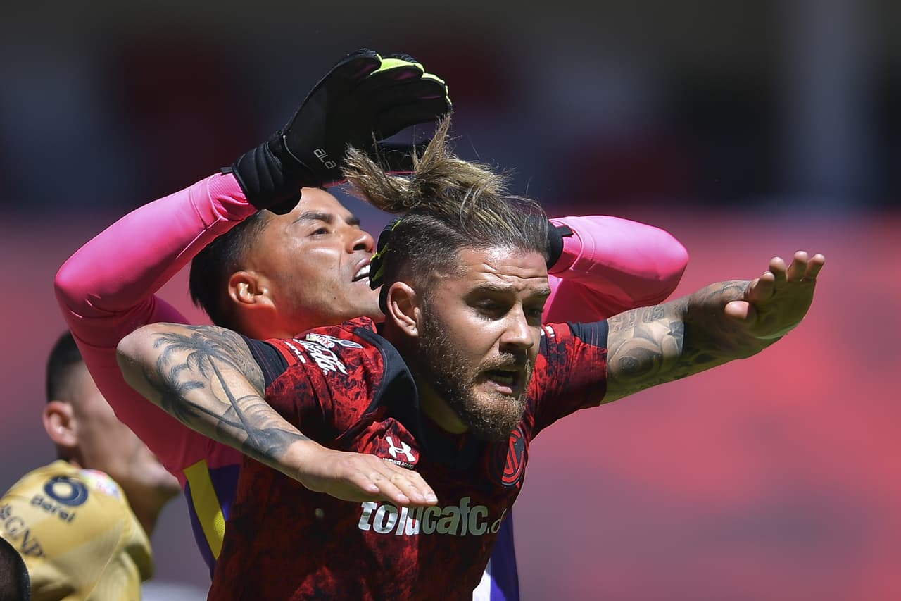 Una polémica victoria para los 'Diablos Rojos', pues el árbitro anuló un gol para los Pumas de la UNAM y, de último minuto, Alexis Canelo anotó el gol del gane para Toluca en casa, durante la Jornada 6 del Torneo Guard1anes 2021.