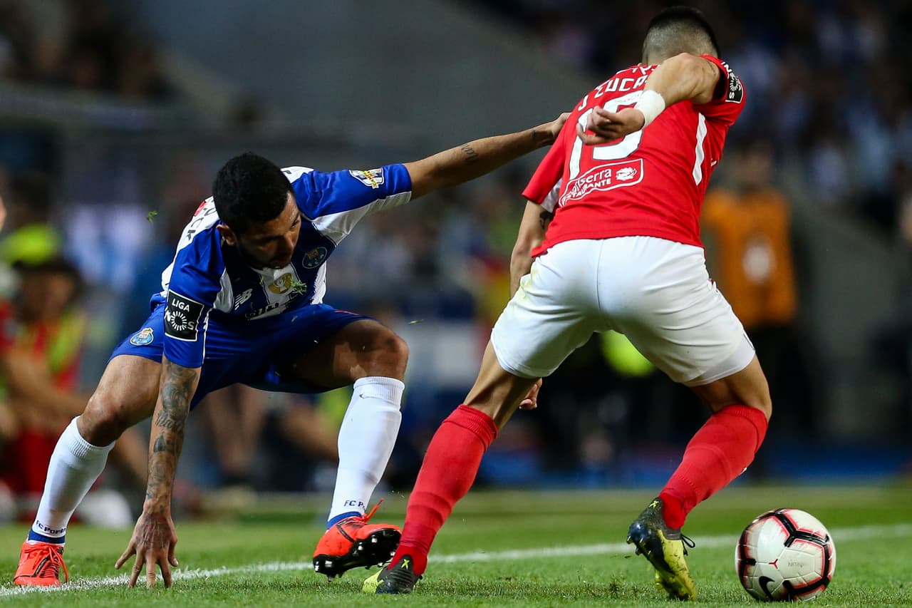 Al minuto 61' ingesó el mexicano Jesus 'Tecatito' Corona (izquierda) y fue amonestado al minuto 83'.