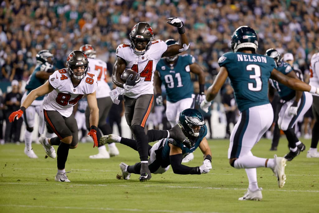 Con dos anotaciones y más de 100 yardas combinadas, Leonard Fournette el el hombre clave en la victoria 28-22 de los Buccaneers sobre las Eagles.