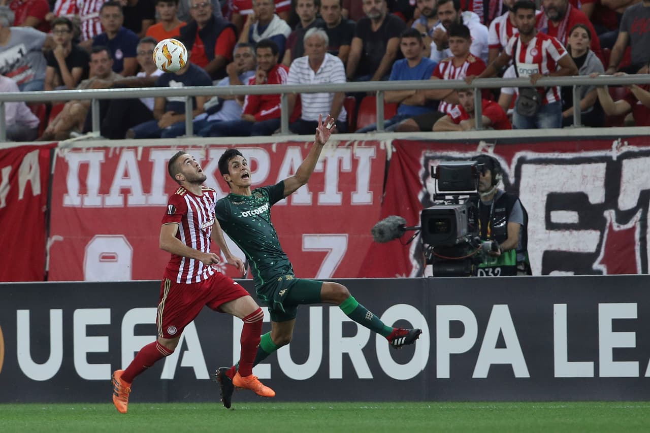 Aunque no había un dominio claro, parecía que los locales estaban más cerca de conseguir la apertura del marcador mientras que el Betis estaba confundido y tenía una que otra oportunidad.