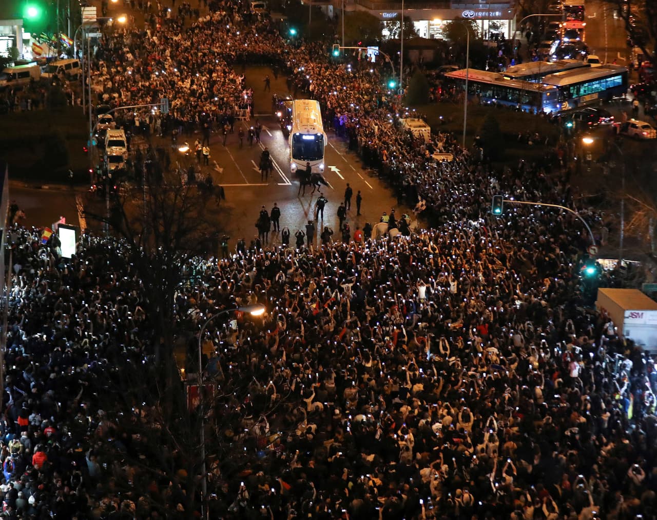 Real Madrid y Barcelona han motivado que las calles de la capital español se vistan de fiesta, tanto en los atuendos como con los hinchas que mostraron su cariño para el duelo de vuelta de las Semifinales de la Copa del Rey.