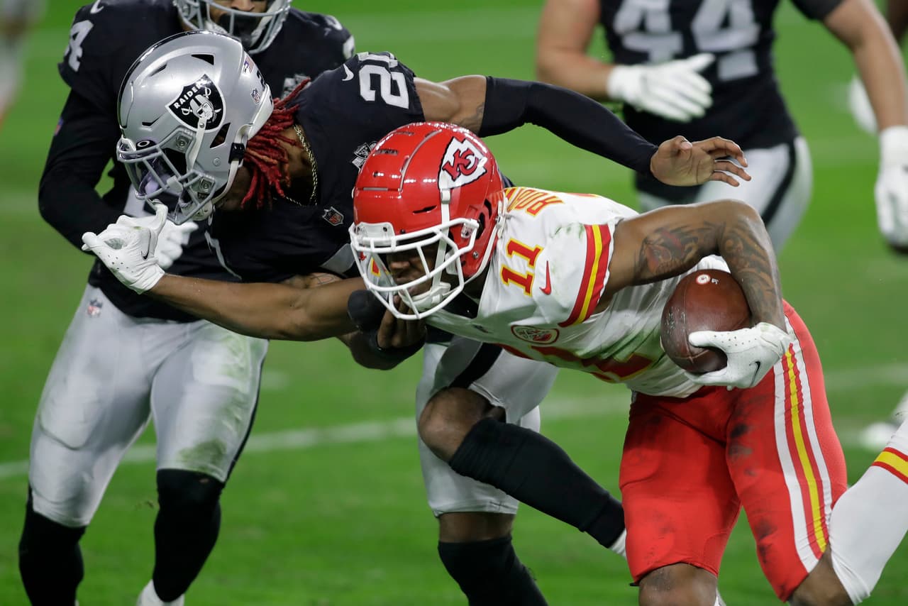 Con menos de dos minutos en el reloj, los Chiefs consiguen el touchdown de la victoria y se vengan de los Raiders al imponerse 35-31.