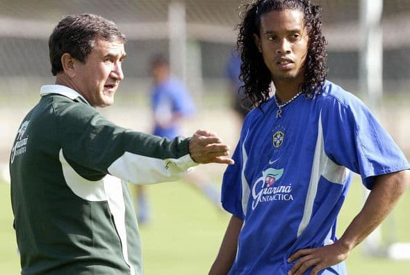Su primer tanto se daría ese mismo año, sólo que varios días más tarde. En la Copa América de 1999 Dinho entraría de cambio por Alex y tras dos minutos jugados remataría de media vuelta para marcar su primer gol con el scratch.