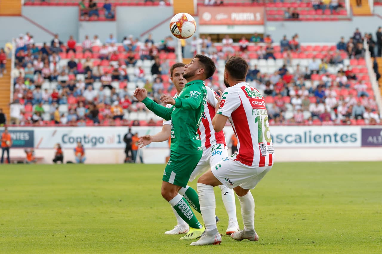 El partido comenzó con buen ritmo y propuesta por parte de los visitantes. Aquí Jean Meneses tratando de escaparse de dos zagueros necaxistas, uno de ellos (18) Luis Gallegos.
