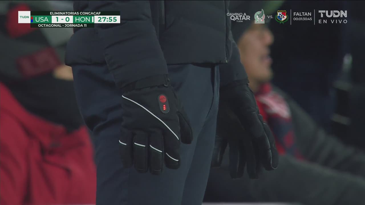 Berhalter 'combate' el frío con guantes tecnológicos en el Estados Unidos-Honduras