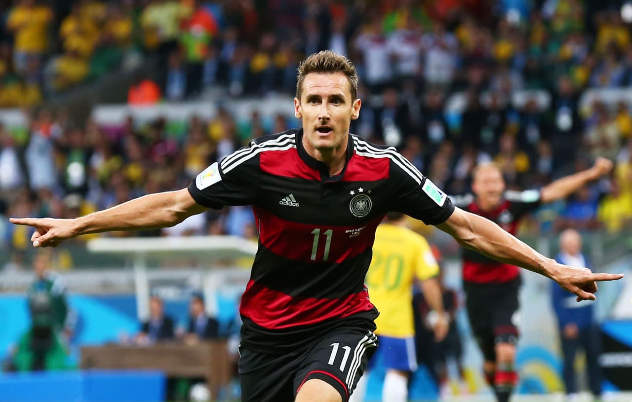 El alemán Miroslav Klose es el máximo goleador en los mundiales con sus 16 tantos, marcados en sus participaciones en 2002, 2006, 2010 y 2014. Precisamente su último tanto lo marcó en el 7-1 contra Brasil, el local, en la semifinal.