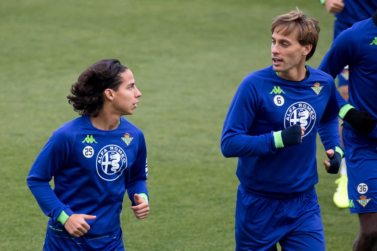 Algunos entablaron conversación para conocer un poco más, con lo que Lainez ya empieza a generar lazos y sociedades.