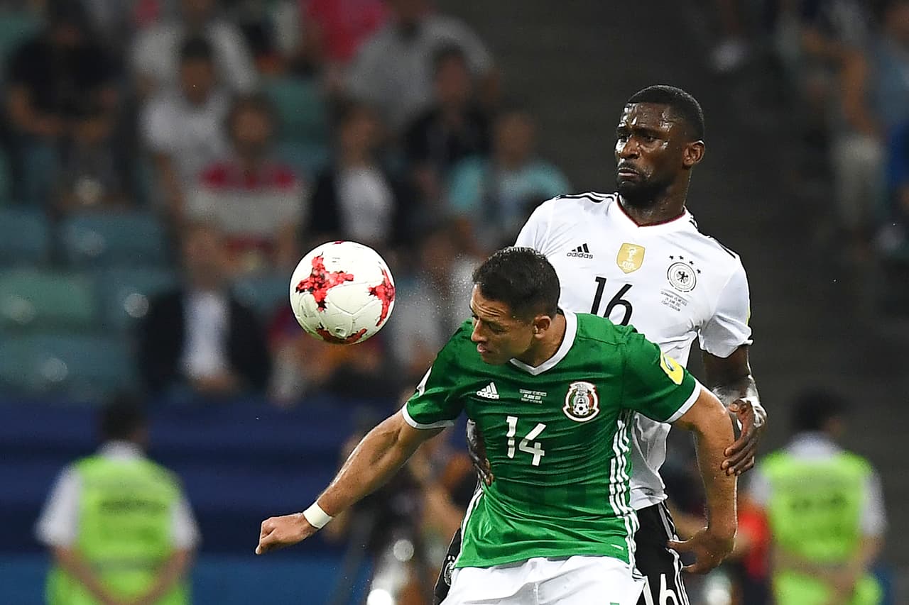 8 - Antonio Rudiger silenció los intentos de "Chicharito" Hernández durante todo el cotejo.