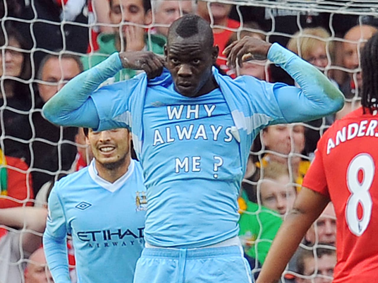<b>Mario Balotelli: </b>El italiano no acostumbra a celebrar goles pero en 2011 inauguró la goleada 5-1 ante el Manchester United y mostró esta camiseta preguntando ¿por qué siempre yo? en relación a que suele estar bajo el foco mediático.
<br>